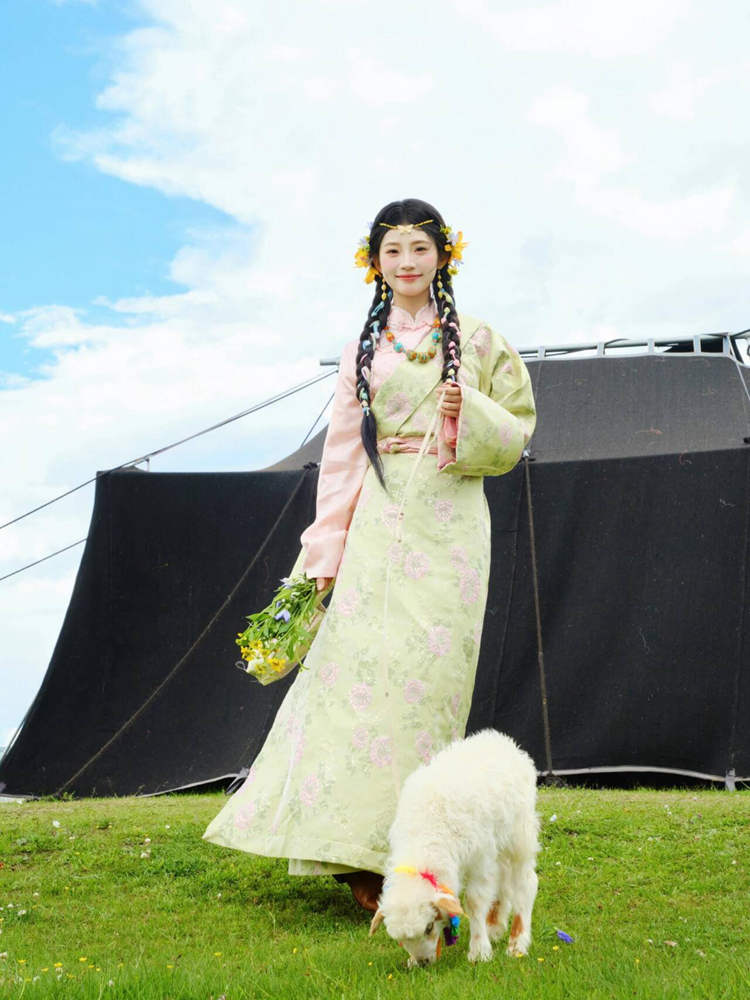 New Green 2026 Tibetan Ethnic  - Ethnic Fashion Photography ulasan dan harga